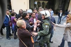 Ολοκληρώθηκε η μαθητική παρέλαση-Προηγήθηκαν επεισόδια στην οδό Βουκουρεστίου