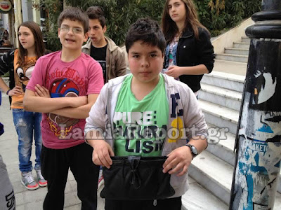 Λαμία: Μαθητές βρήκαν τσάντα και την παρέδωσαν - Φωτογραφία 2