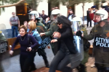 Αστυνομικοί απωθούν πολίτες στη Βουκουρεστίου - Φωτογραφία 1