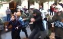 Αστυνομικοί απωθούν πολίτες στη Βουκουρεστίου