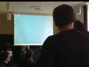 BINTEO: Έλληνες φοιτητές στην Ολλανδία διέκοψαν ομιλία του Γιαννίτση - Φωτογραφία 1