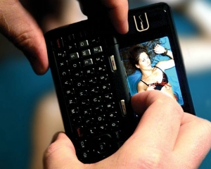 Sexting: 57% των νέων στέλνουν... ακατάλληλες φωτογραφίες μέσω smartphone! - Φωτογραφία 1