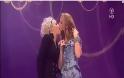 VIDEO: Σάλος με το λεσβιακό φιλί στα γερμανικά μουσικά βραβεία!