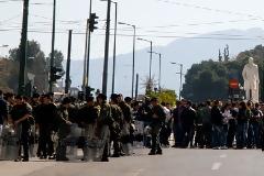 Παρέλαση; Κάγκελα παντού…