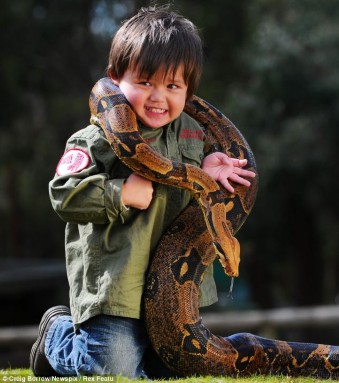 ΑΠΙΣΤΕΥΤΕΣ ΕΙΚΟΝΕΣ: Ο ατρόμητος μπόμπιρας που κάνει παρέα με φίδια και κροκόδειλους - Φωτογραφία 2