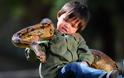 ΑΠΙΣΤΕΥΤΕΣ ΕΙΚΟΝΕΣ: Ο ατρόμητος μπόμπιρας που κάνει παρέα με φίδια και κροκόδειλους - Φωτογραφία 6