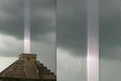 Πυραμίδες σε όλο τον κόσμο άρχισαν να εκπέμπουν δέσμες ενέργειας