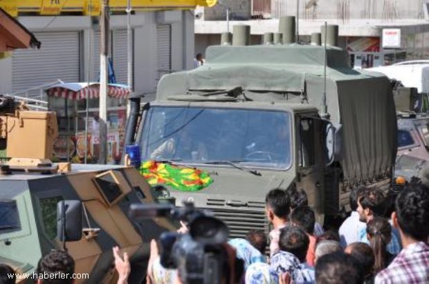 Yψωσαν σημαίες του PKK στα οχήματα του τουρκικού στρατού! - Φωτογραφία 2