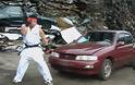 ΑΠΙΣΤΕΥΤΟ VIDEO: Κατεστρεψε με μπουνιές ένα αυτοκίνητο!!!