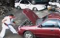 ΑΠΙΣΤΕΥΤΟ: Κατεστρεψε με μπουνιές ένα αυτοκίνητο!