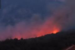 Καίει ακόμα η φωτιά στο Μαντούδι