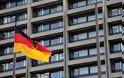Αντιδήμαρχος κατέβασε την ελληνική σημαία και ύψωσε μία γερμανικού δήμου