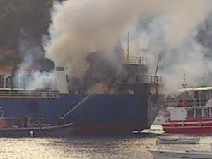 Φωτιά σε εμπορικό πλοίο στο λιμάνι της Σκιάθου - Φωτογραφία 1