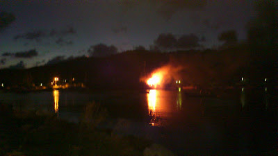 Φωτιά σε εμπορικό πλοίο στο λιμάνι της Σκιάθου - Φωτογραφία 2