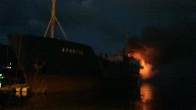 Φωτιά σε εμπορικό πλοίο στο λιμάνι της Σκιάθου - Φωτογραφία 5