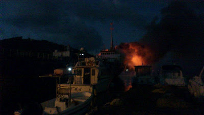 Φωτιά σε εμπορικό πλοίο στο λιμάνι της Σκιάθου - Φωτογραφία 6