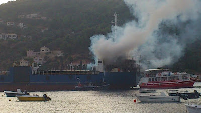 Φωτιά σε εμπορικό πλοίο στο λιμάνι της Σκιάθου - Φωτογραφία 7