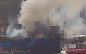 Φωτιά σε εμπορικό πλοίο στο λιμάνι της Σκιάθου - Φωτογραφία 1