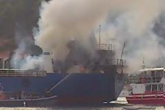 Φωτιά σε εμπορικό πλοίο στο λιμάνι της Σκιάθου