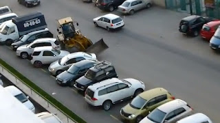 Μεθυσμένος οδηγός μπουλντόζας παίρνει αμπάριζα 7 αυτοκίνητα [video] - Φωτογραφία 1