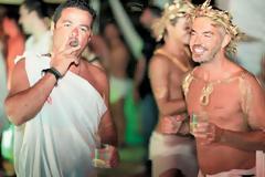 ΔΕΙΤΕ: Ρωμαϊκά όργια στη Μύκονο