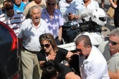 [ΒΙΝΤΕΟ - ΦΩΤΟ] Το πλήθος προς τη φόνισσα παπαδιά: «Π…α καταλαβαίνεις τι έκανες;»