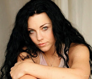Επίθεση στην τραγουδίστρια των Evanescence απο τους Anonymous..για περίεργη υπόθεση παιδικής πορνογραφίας! - Φωτογραφία 1