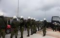 Συνδικαλιστές αστυνομικοί έξω από τις εγκαταστάσεις των ΜΑΤ στο Γουδή