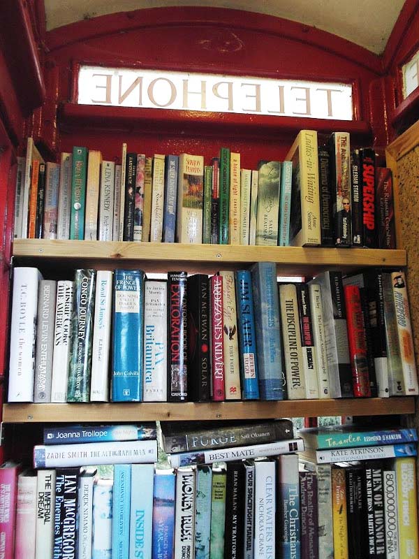 ΔΕΙΤΕ: Οι λονδρέζικοι τηλεφωνικοί θάλαμοι γέμισαν βιβλία! - Φωτογραφία 2