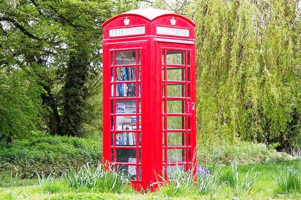 ΔΕΙΤΕ: Οι λονδρέζικοι τηλεφωνικοί θάλαμοι γέμισαν βιβλία! - Φωτογραφία 4
