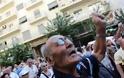 Συνταξιούχοι κατασκήνωσαν έξω από τον ΕΟΠΠΥ στη Θεσσαλονίκη