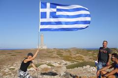 ΔΕΙΤΕ: Απόβαση-κατάληψη στο νησάκι Διδύμη από οπαδούς της Χρυσής Αυγής στη Σύρο!