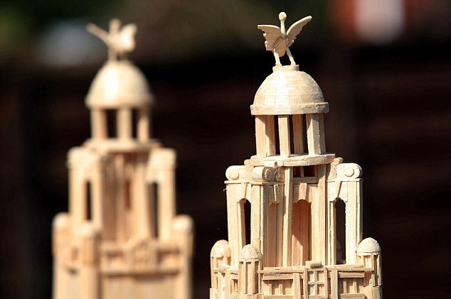 Έχει μανία με τα... σπιρτόξυλα - Φωτογραφία 12