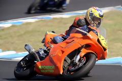 Με ένα χέρι και ένα πόδι συμμετέχει σε αγώνες μοτοσυκλέτας