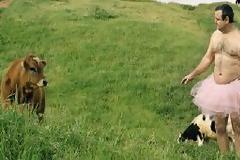 Απίστευτο: Γιατί αυτός ο άντρας ντύθηκε μπαλαρίνα;