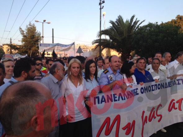 Βουλευτές του ΣΥΡΙΖΑ κρατούν το πανό των αστυνομικών (ΦΩΤΟ) - Φωτογραφία 2