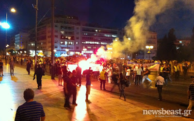 Έστησαν κρεμάλες έξω από το υπουργείο Οικονομικών..Στη Βουλή η πορεία των ένστολων...πάνω από 5.000 κόσμος!!! - Φωτογραφία 2