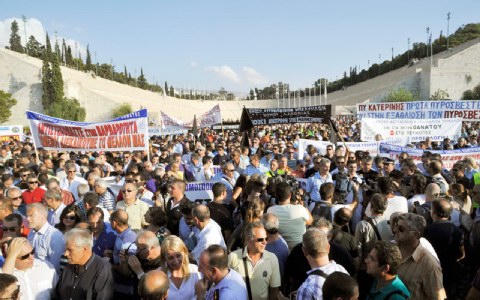 Μεγάλη συγκέντρωση ενστόλων στο Καλλιμάρμαρο με πορεία στην Βουλή - Φωτογραφία 4