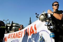 Μεγάλη συγκέντρωση ενστόλων στο Καλλιμάρμαρο με πορεία στην Βουλή