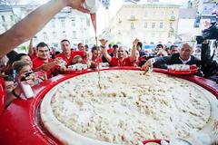 Καπουτσίνο 2.000 λίτρων για Γκίνες!