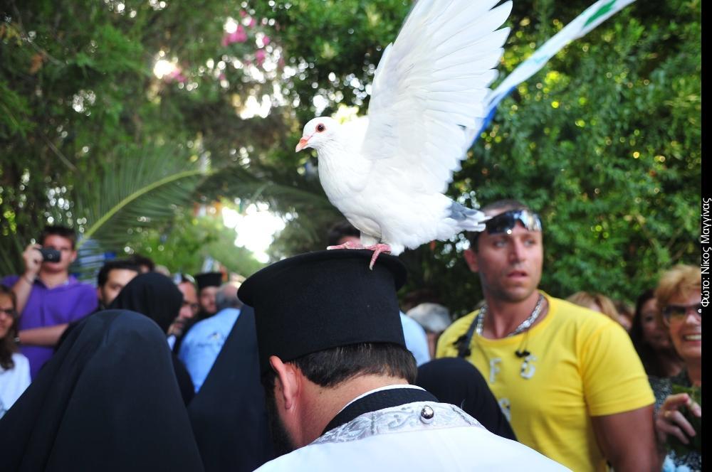Ένα λευκό περιστέρι της Κρήτης «χαιρέτησε» τον Πατριάρχη του Γένους - Φωτογραφία 3