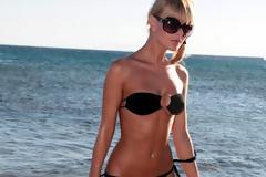 Έβαλε το μαύρο μπικίνι της και προκάλεσε... «εμφράγματα» (pics)