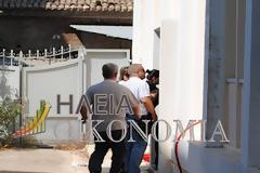 Προσαγωγή παπαδιάς από την πίσω πόρτα - Αποκλειστικές εικόνες και βίντεο