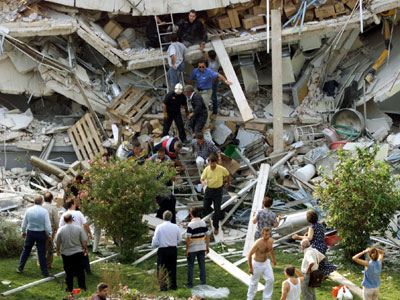 ΔΕΙΤΕ: 13 χρόνια πριν - Ο φονικός σεισμός του 1999 μέσα από φωτογραφίες - Φωτογραφία 11