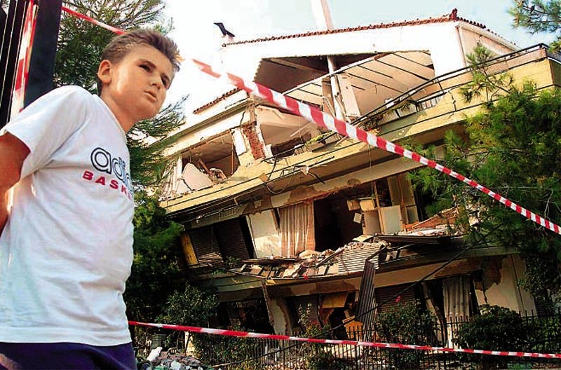 ΔΕΙΤΕ: 13 χρόνια πριν - Ο φονικός σεισμός του 1999 μέσα από φωτογραφίες - Φωτογραφία 3