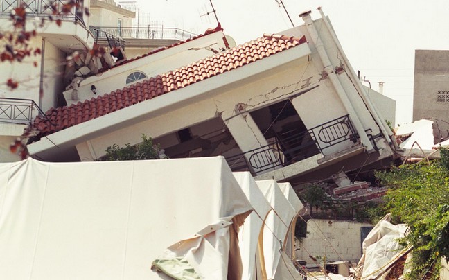 ΔΕΙΤΕ: 13 χρόνια πριν - Ο φονικός σεισμός του 1999 μέσα από φωτογραφίες - Φωτογραφία 6