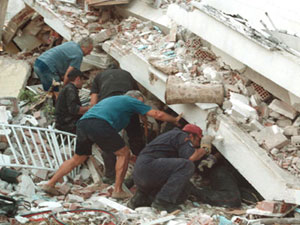 ΔΕΙΤΕ: 13 χρόνια πριν - Ο φονικός σεισμός του 1999 μέσα από φωτογραφίες - Φωτογραφία 8