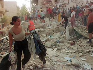 ΔΕΙΤΕ: 13 χρόνια πριν - Ο φονικός σεισμός του 1999 μέσα από φωτογραφίες - Φωτογραφία 9