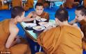 ΔΕΙΤΕ: Υπέρβαροι μοναχοί οι Ταϊλανδοί βουδιστές - Φωτογραφία 2