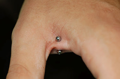 ΔΕΣ ΦΩΤΟ: Αποκρουστικά piercing σε απίθανα σημεία του σώματος! - Φωτογραφία 1